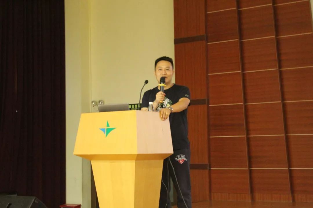 【青年黨?！康谌似谇嗄挈h校提高班第一次授課“中國夢(mèng)”
