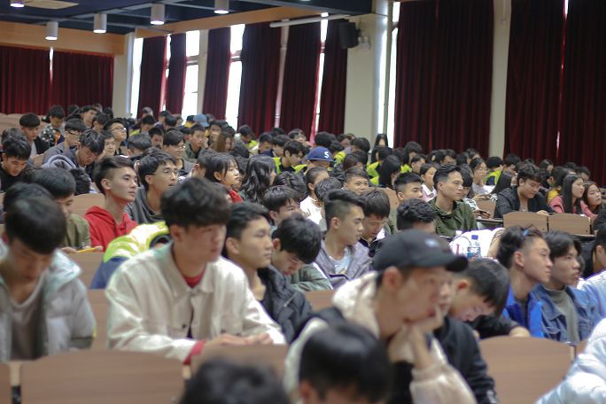 電商學(xué)子課業(yè)匯報成果多！